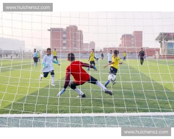 青春踢燃绿茵梦特步大学生足球联赛点亮校园激情 青春踢燃绿茵梦特步大学生足球联赛点亮校园激情